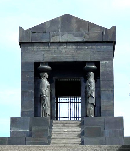 Closer view of the Monument of the Unknown Hero