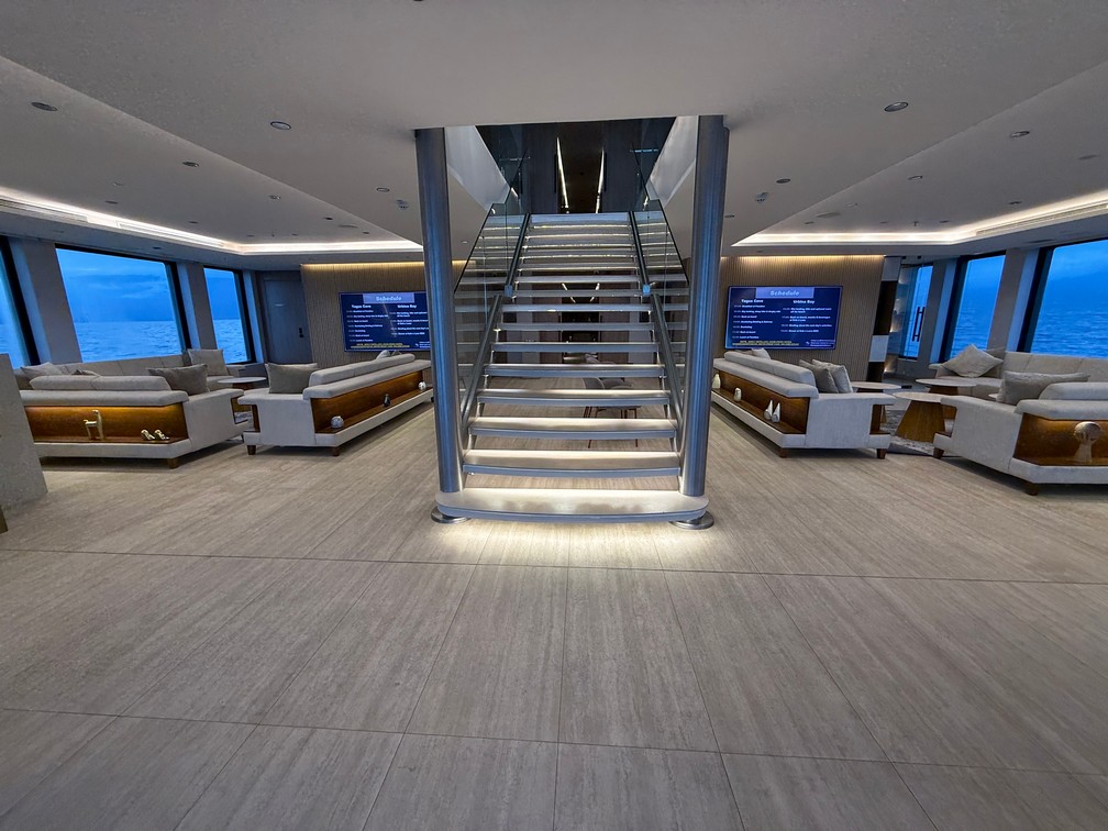 MY Hermes Main Lounge has plenty of comfortable seating for briefings, lectures, cocktails or reading a book.
