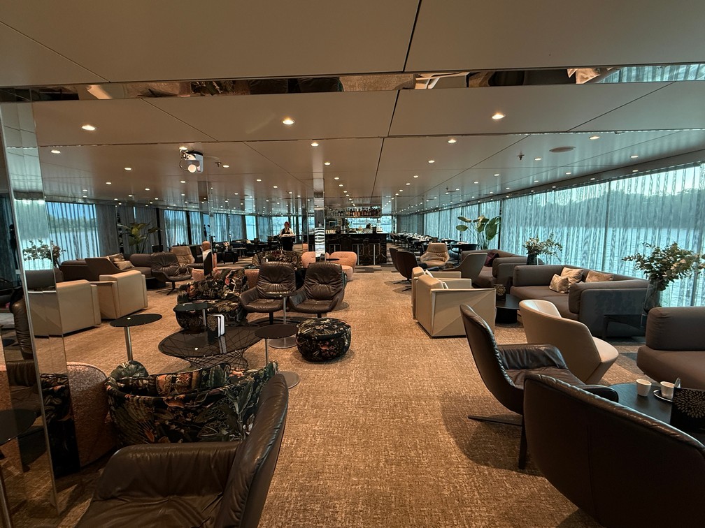 Scenic Diamond Lounge
