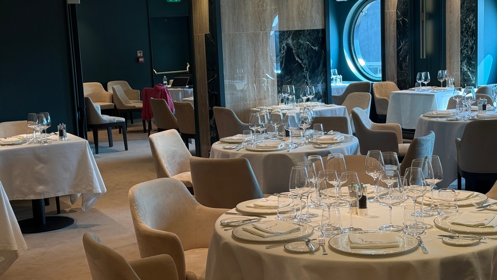 Explora III's Fil Rouge Restaurant - Creatively divided into intimate areas