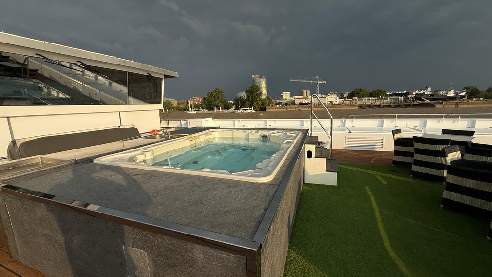Scenic Diamond Sun Deck Hot Tub