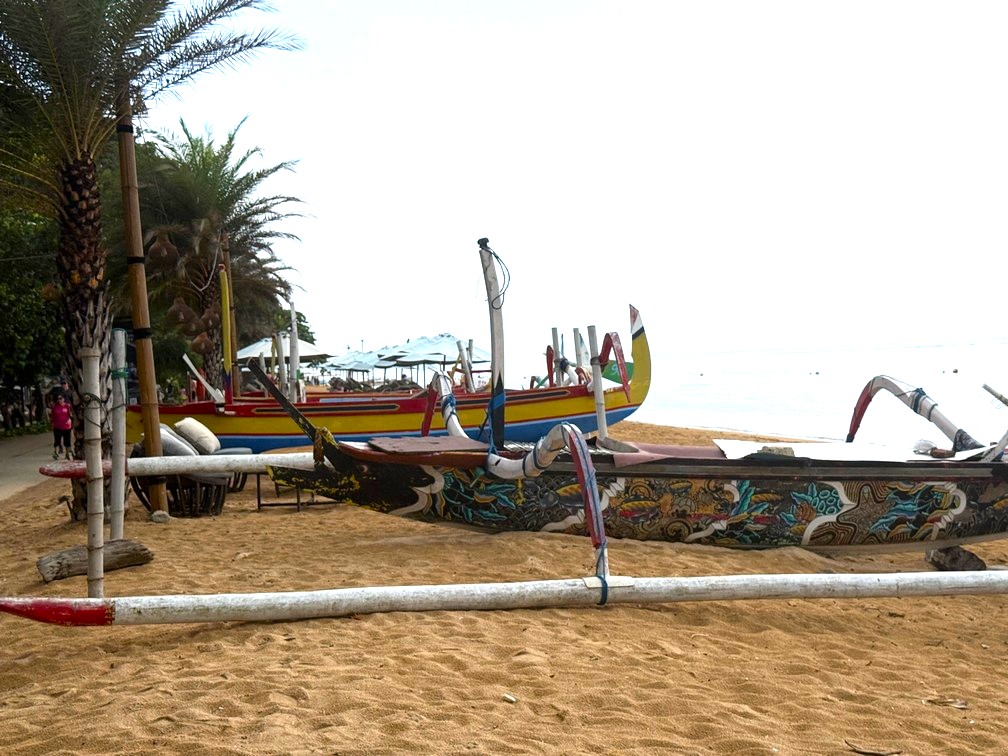 Don't let this brochure-esque photo fool you. Sanur Beach is worse then disappointing.
